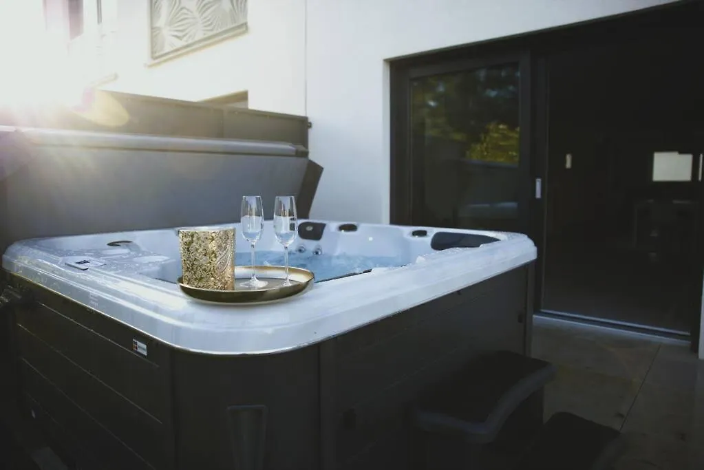 別荘 Sandweiler Beautiful 4Br House With Jacuzziヴィラ
