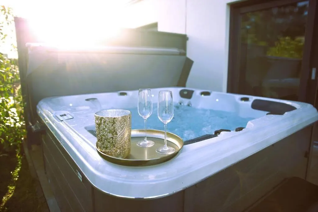 Sandweiler Beautiful 4Br House With Jacuzziヴィラ 別荘